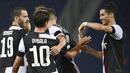 Striker Juventus, Cristiano Ronaldo, melakukan selebrasi bersama Paulo Dybala usai membobol gawang Bologna pada laga Serie A di Stadion Renato Dall'Ara, Senin (22/6/2020). Juventus menang 2-0 atas Bologna. (AP/Massimo Paolone)