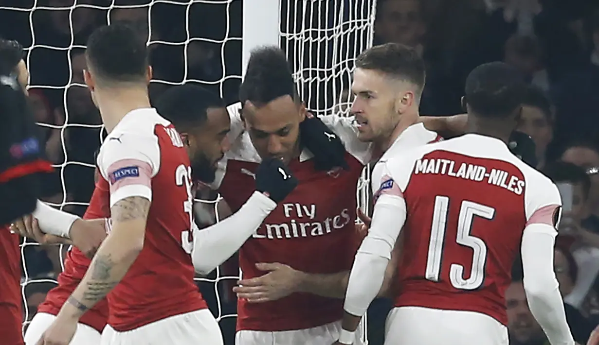 Perayaan gol kedua Aubameyang pada leg kedua,babak 16 besar Liga Europa yang berlangsung di Stadion Emirates, London, Jumat (15/3). Arsenal menang 3-0 atas Rennes. (AFP/Ian Kington)