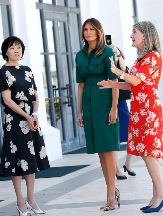 Istri Presiden AS, Donald Trump, Melania Trump bersama Istri Perdana Menteri Jepang Shinzo Abe, Akie menyimak penjelasan direktur museum Erin Manning (kanan) saat kunjungan ke Museum Flagler di Palm Beach, Florida (18/4). (AFP/Rhona Wise)