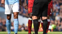 Wasit memberikan kartu merah kepada penyerang Liverpool, Sadio Mane, saat melawan Manchester City  pada laga Premier League di Stadion Ettihad, Manchester, Sabtu (9/9/2017). City menang 5-0 atas Liverpool. (AFP/Oli Scarff)