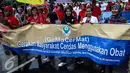 Sejumlah orang yang tergabung dalam Gerakan Masyarakat Cerdas Menggunakan Obat ikut dalam kampanye Gerakan Peduli Obat dan Pangan Aman di kawasan Car Free Day Bundaran HI, Jakarta, Minggu (13/11). (Liputan6.com/Faizal Fanani)
