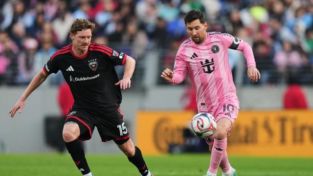 Aksi Lionel Messi (kanan) di laga antara DC United vs Inter Miami di ajang MLS 2026 di M&T Bank Stadium, Minggu (08/03/2026).