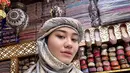 Berkunjung ke pasar Dubai, Aaliyah mengenakan kerudung dengan model sorban arabian look. Dengan wajah natural mengaplikasikan makeup minimalis [@aaliyah.massaid]