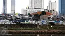 Suasana permukiman kumuh diantara gedung pencakar langit di kawasan Petamburan, Jakarta, Senin (11/7). Indonesia adalah negara terpadat di Asia Tenggara, dengan jumlah penduduk diperkirakan mencapai 256 juta jiwa.(Liputan6.com/Faizal Fanani)