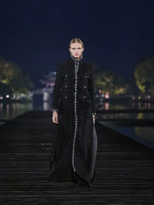 Chanel Persembahkan Koleksi Métiers d'Art 2024/25 di West Lake Hangzhou, Terinspirasi dari Coromandel Screen