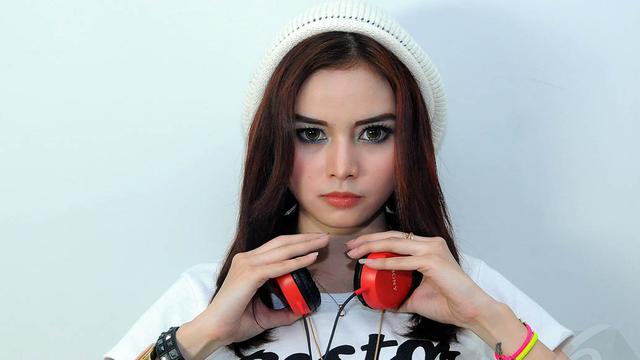 Pose Menggoda DJ Verny