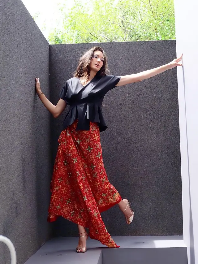 Nadine Chandrawinata pakai batik