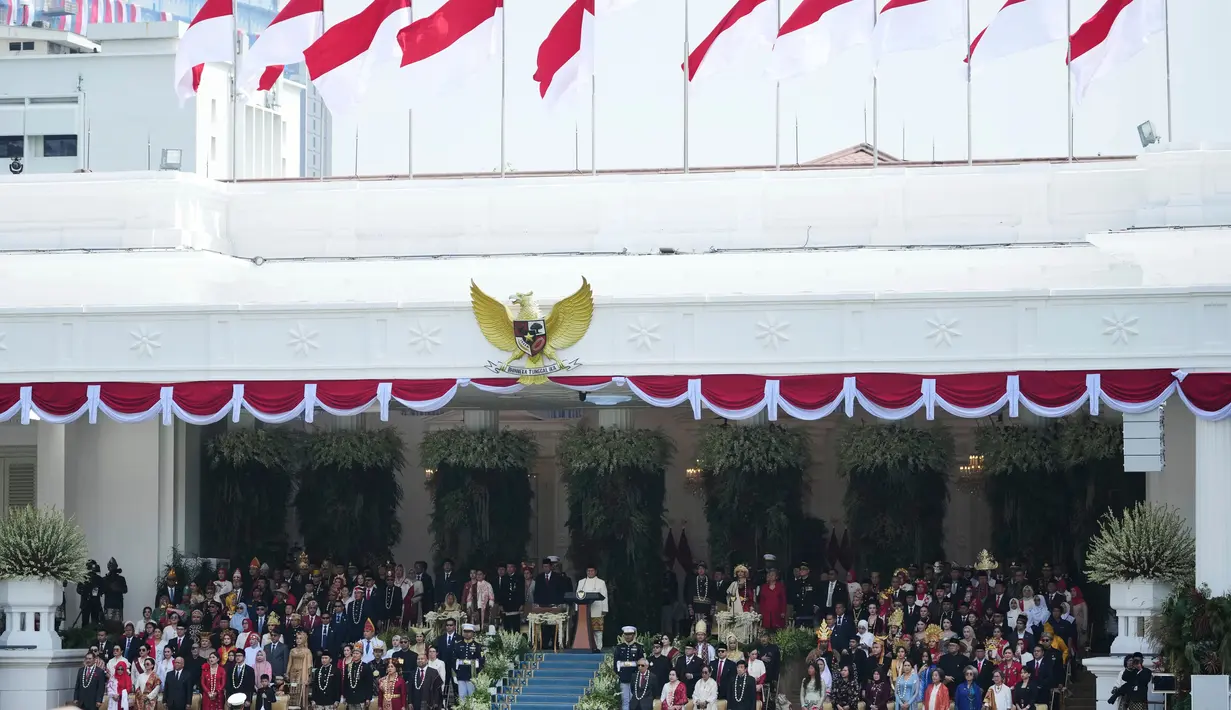 Upacara peringatan HUT ke-80 RI di Istana Merdeka dimulai dengan prosesi yang penuh makna. (AP Photo/Achmad Ibrahim)