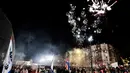 Para suporter Paris Saint-Germain (PSG) merayakan kemenangan PSG atas Borussia Dortmund di depan Stadion Parc des Princes, Paris, Rabu (11/3/2020). Kemenangan tersebut mengantarkan PSG ke perempat final Liga Champions. (AFP/Franck Fife)