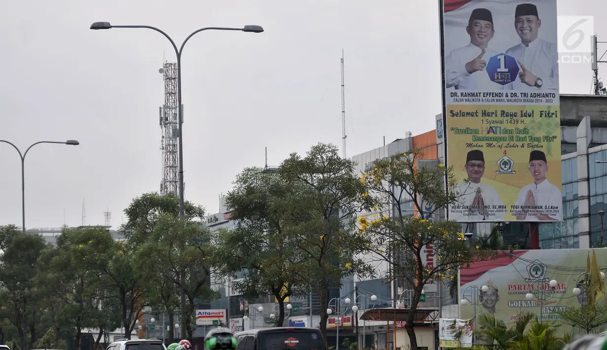 Poster kampanye pasangan Cagub dan Cawagub Jawa Barat TB Hasanuddin-Anton Charliyan terpampang di pinggir jalan kota Bekasi, Minggu (24/6). Masa tenang Pilkada 2018  dimulai pada Minggu (24/6) hingga Selasa (26/6). (Merdeka.com/Iqbal Nugroho)