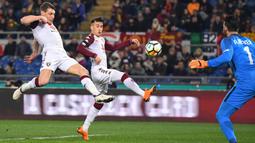 Pemain Torino, Andrea Belotti (kiri) dan rekannya, Alejandro Berenquer (tengah) berusaha mencetak gol ke gawang AS Roma pada laga  Serie A di Olympic Stadium, Roma, (9/3/2018). Roma menang 3-0. (Alessandro Di Meo/ANSA via AP)
