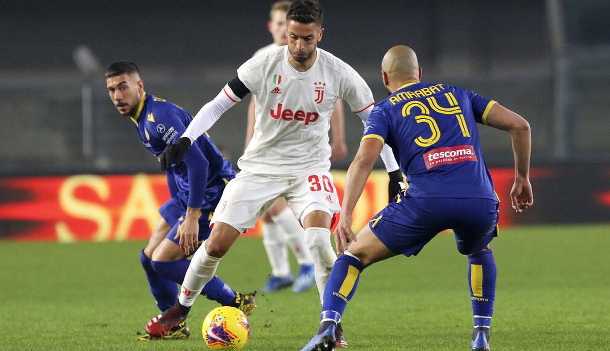 Pemain Juventus, Rodrigo Bentancur, berusaha melewati pemain Hellas Verona pada laga Serie A di Stadion Marc'Antonio Bentegodi, Sabtu (8/2/2020). Juventus kalah 1-2 dari Hellas Verona. (AP/Paola Garbuio)