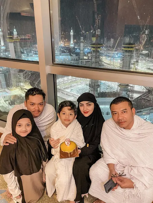 Perayaan ulang tahun Arsya keenam yang sederhana, di dalam kamar dengan pemandangan Ka'bah. (Foto: Instagram/@arsya.hermansyah)