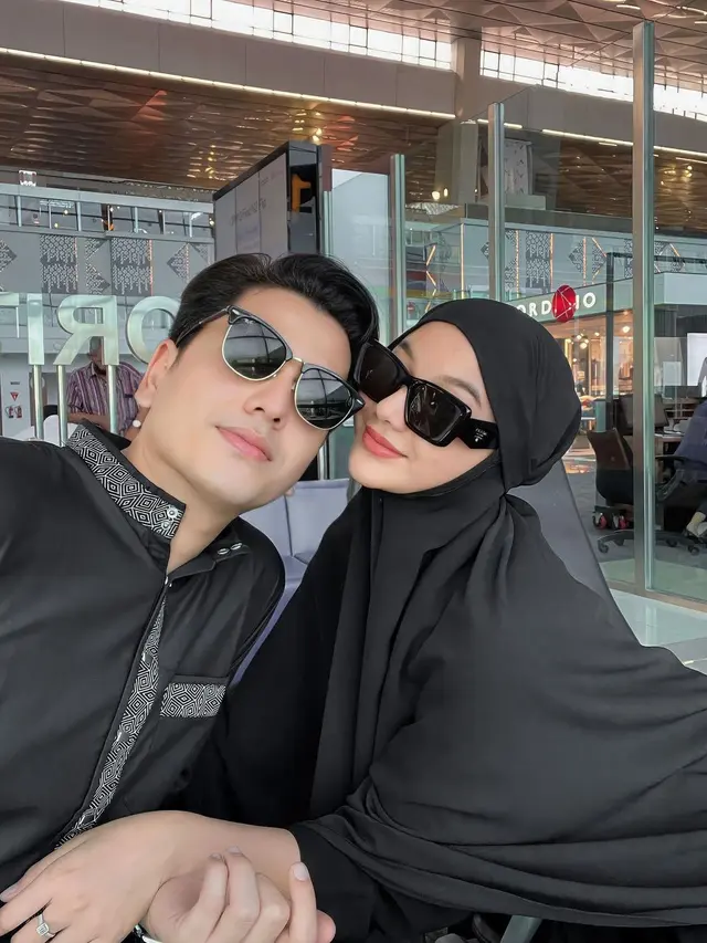 7 Potret Glenca Chysara dan Rendi Jhon Jalani Ibadah Umroh, Penampilan Curi Perhatian