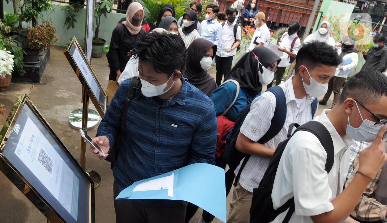 Peserta antre untuk mengikuti Ujian Tulis Berbasis Komputer (UTBK) Seleksi Bersama Masuk Perguruan Tinggi Negeri (SBMPTN) 2022 gelombang pertama di Universitas Pembangunan Nasional (UPN), Jakarta, Selasa (17/5/2022). UTBK SBMPTN 2022 digelar mulai hari ini hingga 23 Mei 2022. (merdeka.com/Arie Basuki)