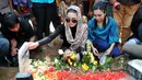 Aktris Nikita Mirzani saat berziarah ke makam Olga Syahputra di TPU Malaka seusai bebas dari Rutan Pondok Bambu pagi tadi, Jakarta, Senin (30/3/2015). (Liputan6.com/Panji Diksana)