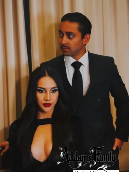 Anya Geraldine mengenakan kostum dress hitam sebagai Morticia dari Addams Family. Dengan makeup smokey yang menjadi ciri khas. [@anyageraldine]