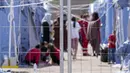 Aktivitas pengungsi Afghanistan di kamp pengungsian Palang Merah Italia, Avezzano, Italia, Selasa (31/8/2021). Kamp karantina ini diperkirakan akan ditutup dalam seminggu ke depan karena karantina berakhir dan mereka dipindahkan ke struktur lain untuk mengajukan suaka. (AP Photo/Andrew Medichini)
