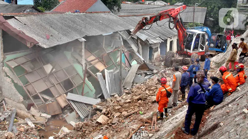 Alat Berat Keruk Tanah Longsor Ciganjur