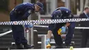 Kepolisian New South Wales melakukan olah TKP di sekitar lokasi penyanderaan di Kafe Lindt, Sidney, Australia (16/12/2014). Tiga orang tewas dan empat terluka dalam penyanderaan yang terjadi selama lebih dari 16 jam di Kafe Lindt. (REUTERS/Jason Reed)