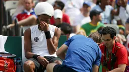 Tim Medis mengobati cidera pemain Tenis asal Jerman, Dustin Brown saat berlaga di Olimpiade Rio 2016 melawan Thomaz Bellucci asal Brasil, Brasil (7/8). (REUTERS) 
