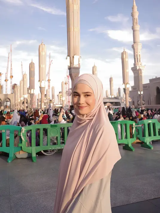 Syifa Hadju nampak kenakan gamis abu-abu polos dipadu dengan hijab syar'i pink pastel [@syifahadju]