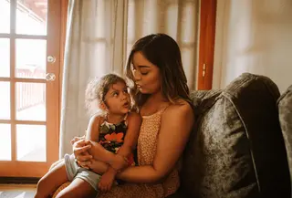 Anak sensitif dan mudah menangis hanya perlu bimbingan dari orang tua untuk membantu mengelola emosi mereka. Berikut caranya. (Foto: Unsplash.com/Omar Lopez).