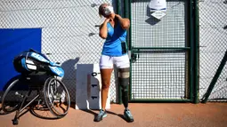 Atlet para tenis Prancis Pauline Deroulede melakukan strech sebelum pertandingan selama edisi ke-4 turnamen tenis kursi roda French Riviera Open di Biot, 28 September 2020. Pauline Deroulede saat ini tengah fokus terhadap Paralimpiade Paris 2024. (Photo by FRANCK FIFE/AFP)