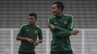 Pemain Timnas Indonesia, Hansamu Yama, melakukan pemanasan saat latihan di Stadion Madya, Jakarta, Minggu (11/11). Latihan ini persiapan jelang laga Piala AFF 2018 melawan Timor Leste. (Bola.com/Vitalis Yogi Trisna)