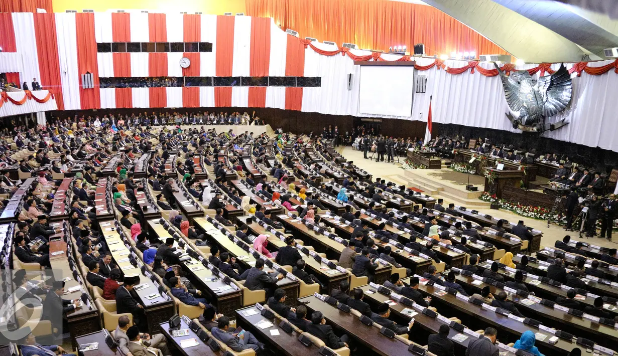 Suasana dalam sidang tahunan MPR RI Tahun 2015 di Kompleks Parlemen, Jakarta, Jumat (14/8/2015). Sidang dihadiri 470 anggota MPR RI. Hadir pula para menteri Kabinet Kerja, pimpinan lembaga negara, dan perwakilan duta besar. (Liputan6.com/Faizal Fanani)