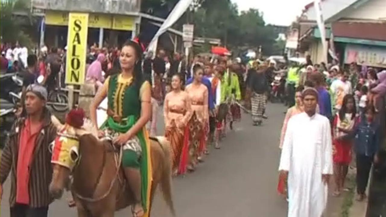 Syawalan di Kendal: Warga Kendal Berebut Gunungan 