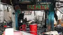 Rumah-rumah di permukiman padat itu terlihat hancur sementara puing-puing masih berserakan di lokasi. (Liputan6.com/Herman Zakharia)