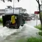 Sebagian besar wilayah Padang, Sumatera Barat dilanda banjir pada Jumat pagi. Sementara seorang ibu memberikan pelajaran Alquran gratis. 