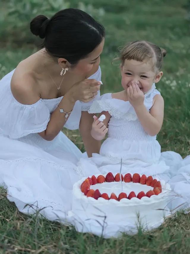 Makeup Jennifer Coppen saat ulang tahun Kamari ke-2. [@jennifercoppenreal20]