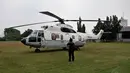 Sebuah helikopter VVIP TNI AU tampak diparkir di halaman Gedung DPR RI, Jakarta, Jumat (15/8/14). (Liputan6.com/Johan Tallo)