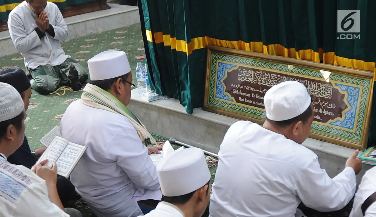 Peziarah berdoa di makam Habib Husein bin Abubakar Alaydrus di dalam Masjid Keramat Luar Batang, Penjaringan, Jakarta, Minggu (1/9/2019). Pada Tahun Baru Islam 1 Muharram 1441 H, Masjid Luar Batang dipadati peziarah dari berbagai kota di pulau Jawa. (merdeka.com/Arie Basuki)