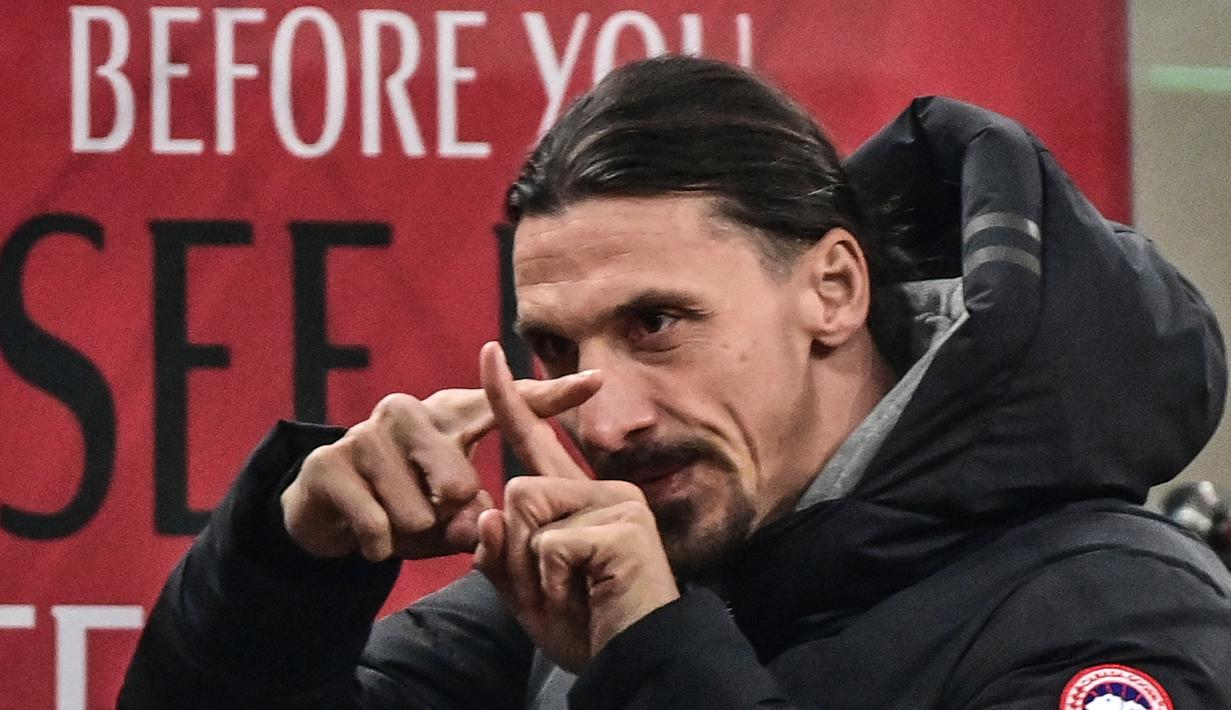 Reaksi penyerang AC Milan, Zlatan Ibrahimovic usai wasit memberikan penalti pada menit terakhir kepada AC Milan dalam pertandingan lanjutan Liga Itali melawan Udinese. (Foto: AFP/Miguel Medina)