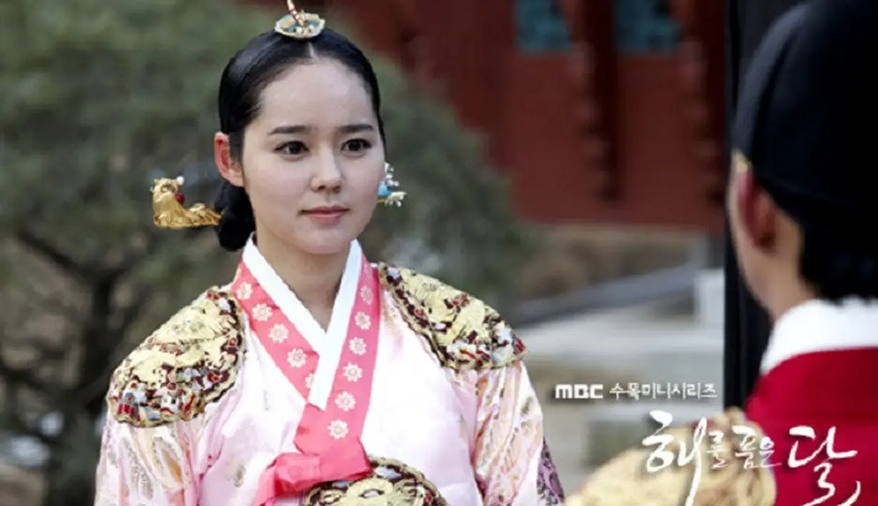 Han Ga In terlihat megitu memesona ketika dirinya memakai hanbok. Aktris kelahiran 25 Februari 1982 ini mengenakan hanbok ketika bermain dalam The Moon Embracing the Sun. (Foto: soompi.com)