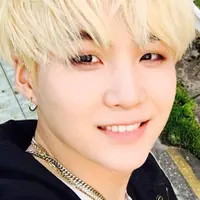 Selain punya wajah yang tampan, Suga BTS juga punya pipi yang chubby. Hal tersebut membuat banyak Army ingin mencubit pipinya. (Foto: Allkpop.com)