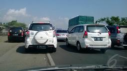 Sejumlah mobil berjejer 4 jalur menuju Jembatan Comal, Jawa Tengah, Jumat (1/8/14). (Liputan6.com/Irna Gustiawati)