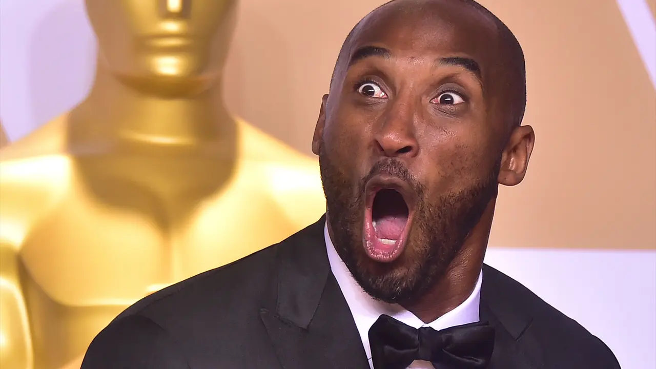 Senyum Semringah Legenda NBA Kobe Bryant Usai Raih Piala Oscar 2018