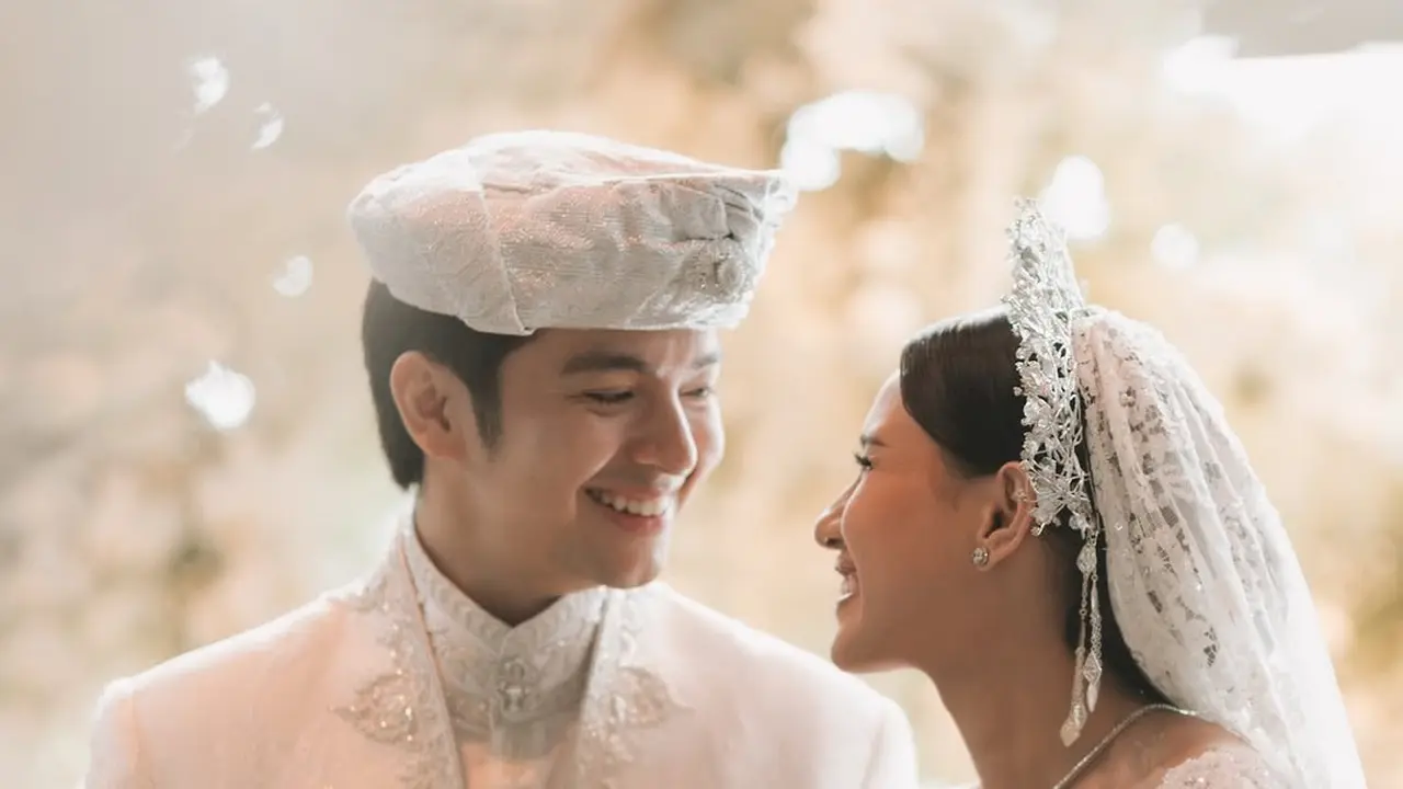 Tiba-Tiba Menikah, Angga Yunanda dan Shenina Cinnamon Terlihat Serasi dengan Busana Pengantin Serba Putih