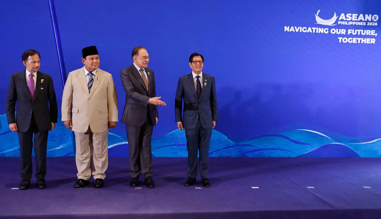 Di Cebu, Presiden Prabowo juga dijadwalkan menghadiri salah satu agenda KTT ke-48 ASEAN, yakni KTT Brunei Darussalam–Indonesia–Malaysia–Philippines East ASEAN Growth Area (BIMP-EAGA). Tampak dalam foto, Sultan Brunei Hassanal Bolkiah, Presiden Indonesia Prabowo Subianto, Perdana Menteri Malaysia Anwar Ibrahim, dan Presiden Filipina Ferdinand Marcos Jr. (dari kiri ke kanan) berfoto bersama dalam KTT Khusus Brunei Darussalam-Indonesia-Malaysia-Filipina Kawasan Pertumbuhan ASEAN Timur (BIMP-EAGA) di sela-sela KTT ke-48 Perhimpunan Bangsa-Bangsa Asia Tenggara (ASEAN) di Cebu, Filipina, Kamis 7 Mei 2026. (Rolex DELA PENA/POOL/AFP)