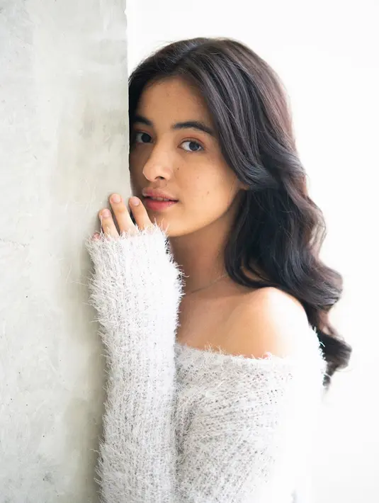 Baju dengan sisi terbuka di bagian bahu memang cocok untuk busana casual. Penampilan Mawar dengan sweater model off shoulder ini membuat ia semakin manis ya! (Liputan6.com/IG/@mawar_eva)