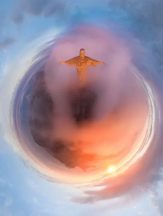 Komunitas fotografer drone asal Rusia, AirPano saat mengambil gambar Christ The Redeemer di Rio de Janeiro yang merupakan 7 keajaiban dunia. Kontruksi ini dimulai pada tahun 1922 dan dibangun sebagai simbol Kristen Brasil. (Dailymail)