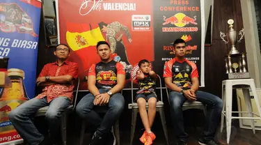 Jelang keberangkatan ke Valencia, Pegokart Indonesia, Senna Noor (kedua dari kiri) mengadakan sesi jumpa pers di Jakarta (20/11/2014). (Liputan6.com/Helmi Fithriansyah)