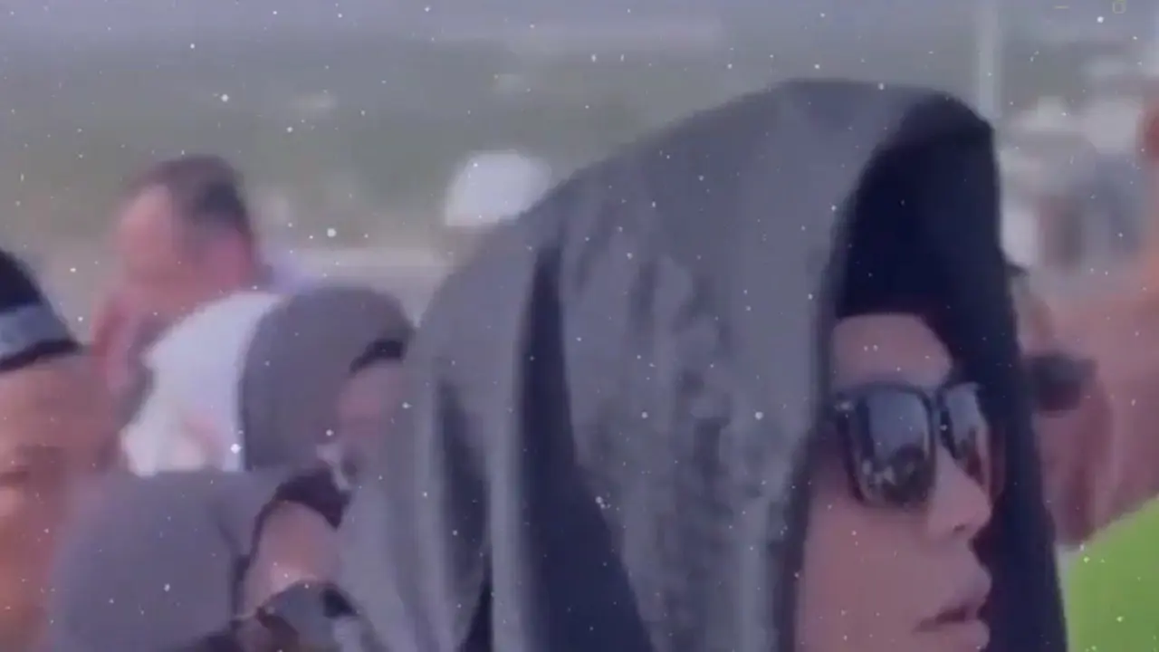 Gus Iqdam berdoa di depan monumen yang terletak tepat di atas Jabal Rahmah (SS: YouTube El Leyla Official)
