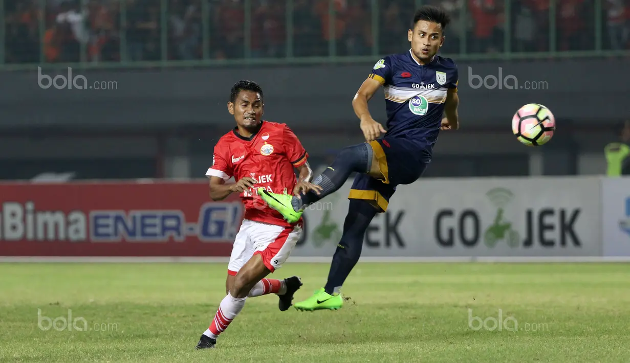 Pemain Persija Jakarta, Ramdani Lestaluhu (kiri) berebut bola dengan pemain Persela Lamongan, Agung Pribadi pada lanjutan Liga 1 2017 di Stadion Patriot Bekasi, Minggu (27/8/2017).  Persija menang 2-0. (Bola.com/Nicklas Hanoatubun)