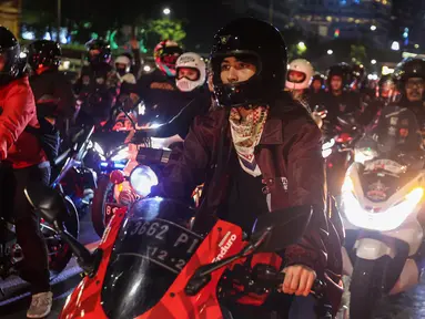 Selebritas Indonesia, Sintya Marisca menunggangi motor saat mengikuti city riding bareng Pertamina Enduro di Jalan Gatot Subroto, Jakarta, Minggu (26/11/2023). (Bola.com/Bagaskara Lazuardi)