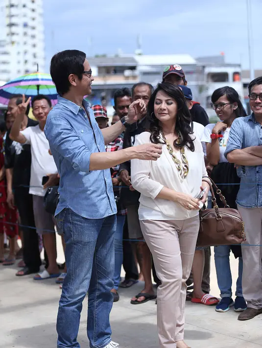 Pendiri Twilite Orchestr, Addie MS bersama  istrinya, Memes terlihat antusias saat mengikuti syuting mini series untuk dukung Ahok yang akan ditayangkan melalui Youtube. (Nurwahyunan/Bintang.com)